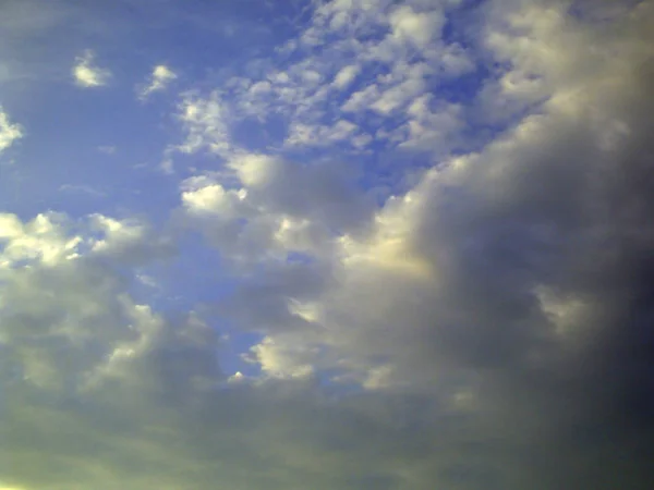 Прекрасне драматичне небо з сонячними променями з хмарами . — стокове фото
