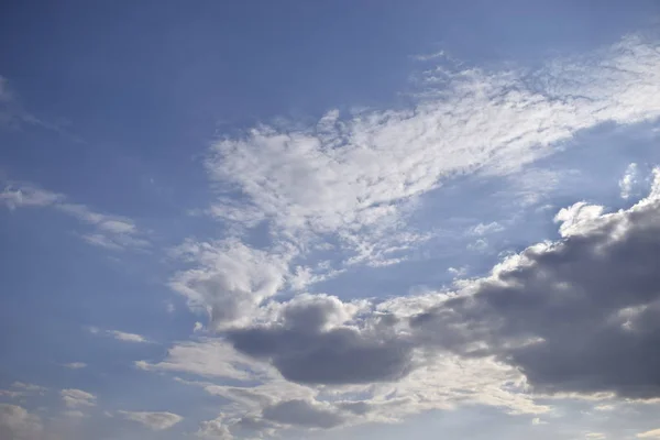 Голубое небо с облаками. Красота неба с облаками и солнцем . — стоковое фото