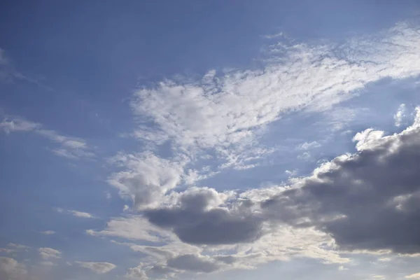 Fundo azul céu com nuvens. A beleza do céu com nuvens e o sol . — Fotografia de Stock