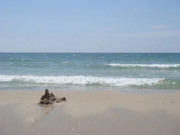 Піщаний замок на фоні моря — стокове фото