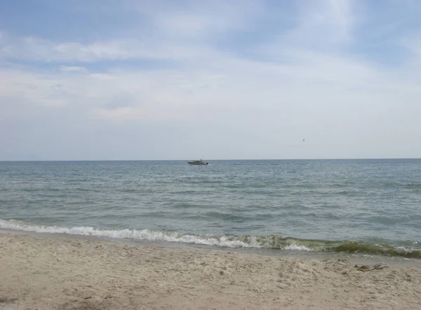 Boot im Meer auf blauem Himmel Hintergrund — Stockfoto