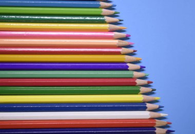 Mavi kağıt arka plan üzerinde Closeup renkli kalem