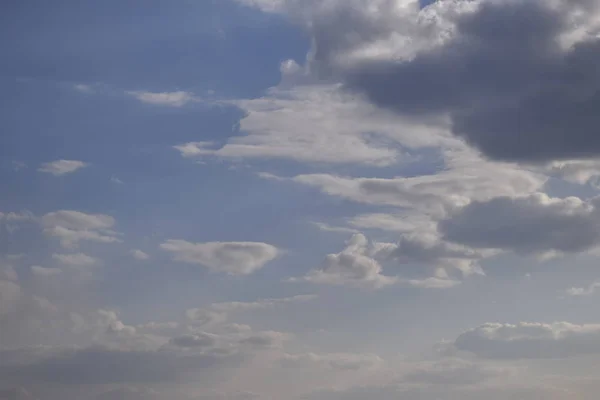 Fundo azul céu com nuvens. A beleza do céu com nuvens e o sol . — Fotografia de Stock
