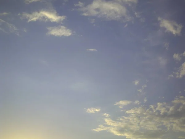 Красивое впечатляющее небо с солнечными лучами с облаками . — стоковое фото