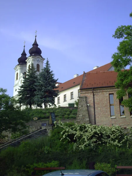 Abbaye bénédictine de Tihany au lac Balaton en Hongrie par une journée ensoleillée — Photo
