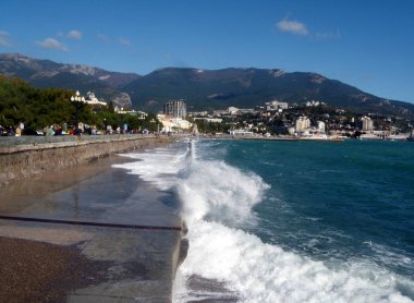 Sonbahar öğleden sonra tatil Yalta dolgu, Kırım, Rusya. Sonbahar günü, Kırım yarımadası. Körfez manzarası.