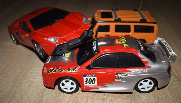Acidente de trânsito com carros de brinquedo na mesa — Fotografia de Stock