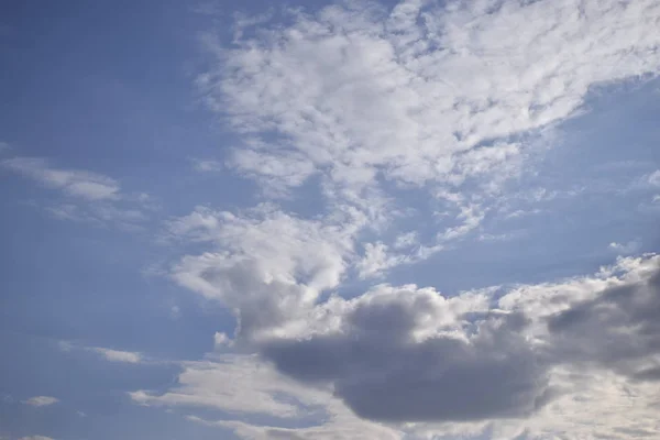 Fundo azul céu com nuvens. A beleza do céu com nuvens e o sol . — Fotografia de Stock