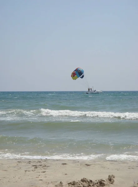 Parasailing sobre o mar. — Fotografia de Stock