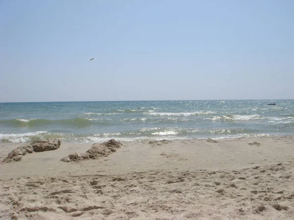 Fundo de areia e mar, céu e sol . — Fotografia de Stock