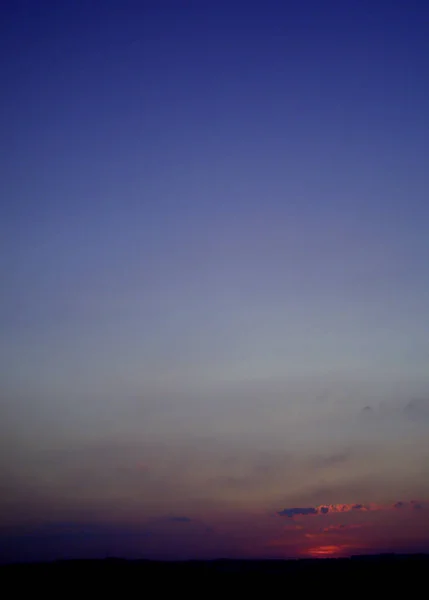 Céu do pôr-do-sol e nuvem crepúsculo fundo. Céu dramático colorido com nuvem ao pôr-do-sol . — Fotografia de Stock