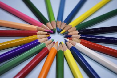 Bir daire içinde gökkuşağı renklerde katlanmış bir grup kalem makro.