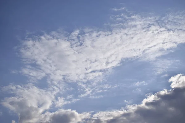 Kék ég háttér felhők. A szépség, az ég a felhők és a nap. — Stock Fotó