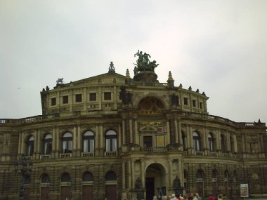 Dresden Opera binası, Almanya bahar aylarında