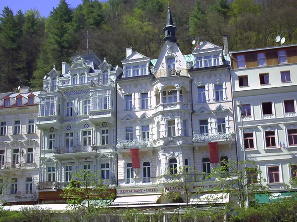 Casas no centro da cidade de Karlovy Vary — Fotografia de Stock
