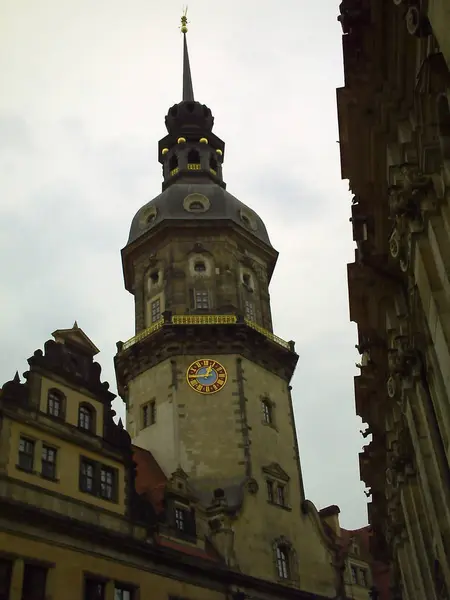 Torre Hausmannsturm em tempo nublado. Fachada de edifício histórico bonito velho em Dresden, Alemanha — Fotografia de Stock