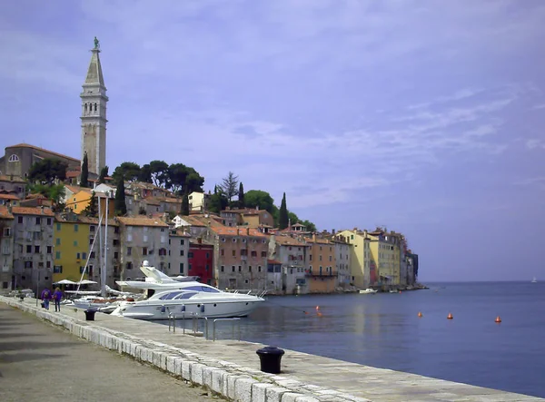 Hus med St Euphemia Church ' s Tower. Utsikt över gamla stan i Rovinj, Istriaan halvön, Kroatien. Adriatiska kusten, Istra region — Stockfoto