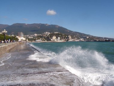 Sonbahar öğleden sonra Yalta tatil beldesinin seti, Kırım, Ukrayna. Sonbahar günü, Kırım Yarımadası. Körfez manzarası.