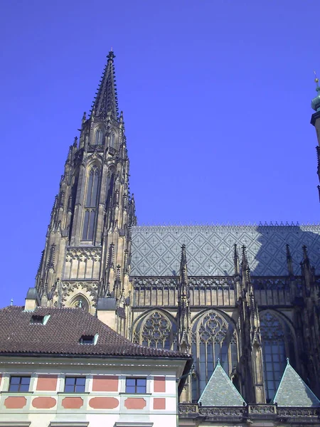 Façade de la cathédrale Saint Vitus à Prague . — Photo