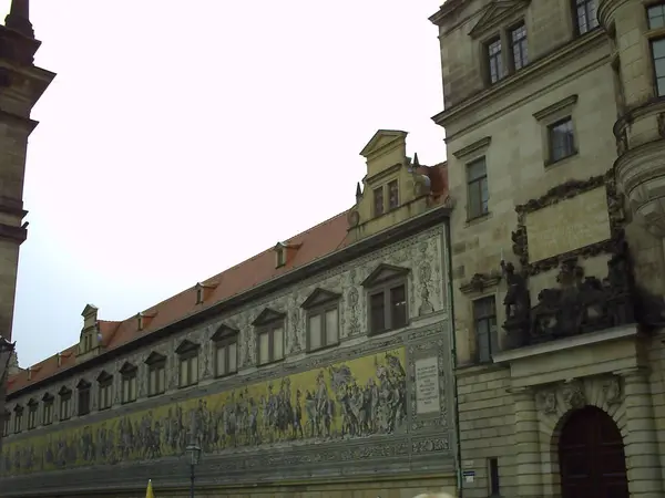 La cour d'écurie Stahlhof qui fait partie du château de Dresde. Château résidence des souverains de Saxe — Photo