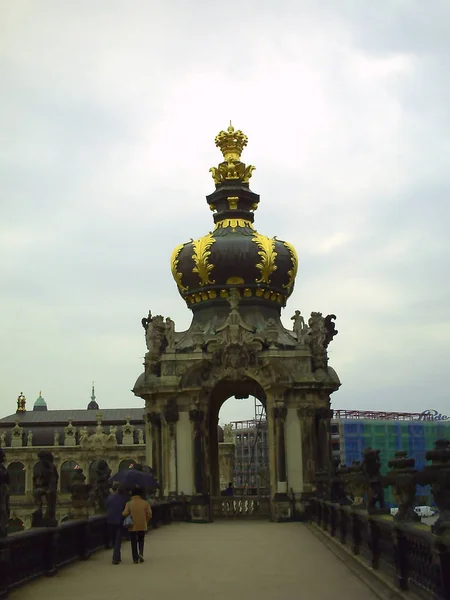Kronentor av Zwinger i Dresden Tyskland i höst molnig himmel — Stockfoto