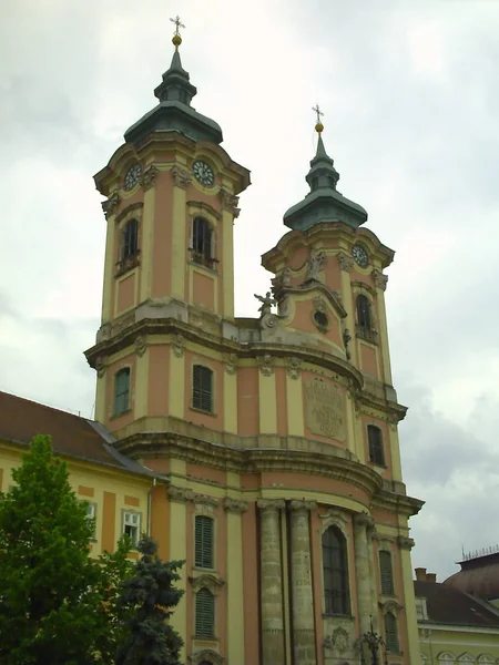 Minorite church in the middle of Eger, Hungary. The Dobo square in Eger. Travel outdoor european background — Stock Photo, Image