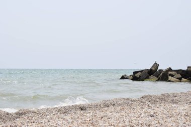 Güzel manzara, mavi gökyüzü ve deniz, plajdan iskelede görünümü