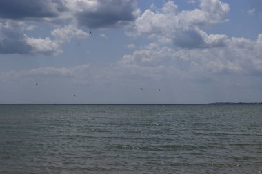 Güneşli bir günde güzel Kumlu plaj ve akuamarin deniz.