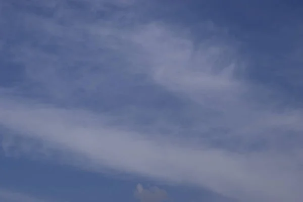 Fantasztikus lágy fehér felhők a kék ég ellen — Stock Fotó