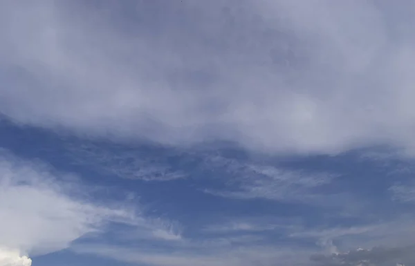 Traumhaft weiche weiße Wolken vor blauem Himmel — Stockfoto