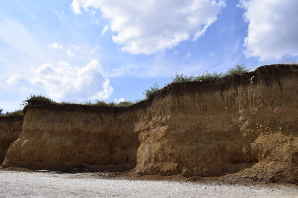 Потрясающий песчаный пляж. Голубое небо с огромными красными скалами и скалами
