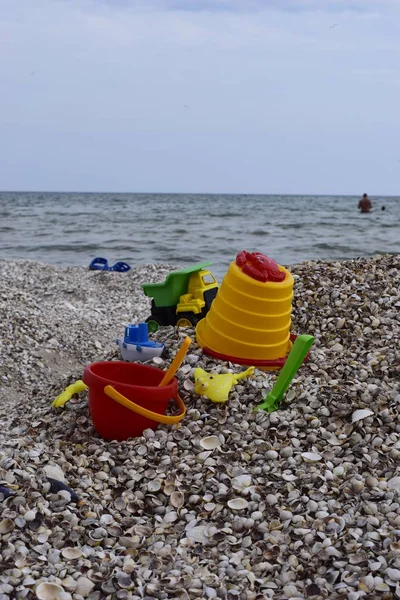 Jouets en plastique pour enfants sur la plage de sable — Photo