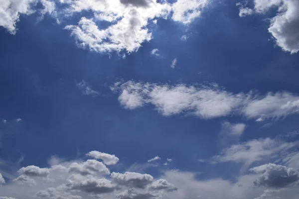 Céu azul bonito com nuvens fundo . — Fotografia de Stock