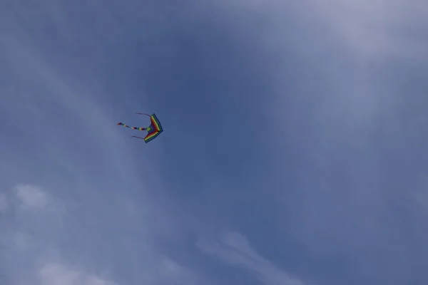 Blå himmel med färgglada Kite. Underhållning. Barndom. — Stockfoto