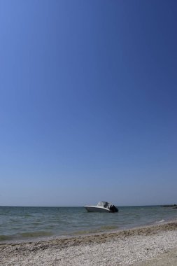 Kıyıya yakın denizin arka planda Motorlu tekne.