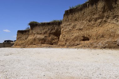Çarpıcı kumlu plaj ziyaret. Büyük kırmızı kayalar ve kayalıklar ile mavi gökyüzü