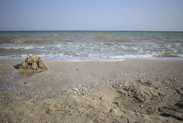 Vue paysage de la ligne d'horizon sur la mer turquoise depuis la plage de sable . — Photo