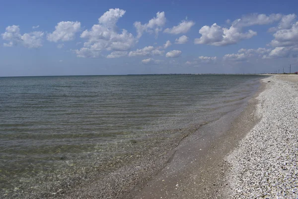 Belle plage de sable et mer d'aigue-marine par une journée ensoleillée . — Photo