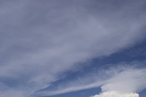 Fantásticas nuvens brancas macias contra o céu azul — Fotografia de Stock