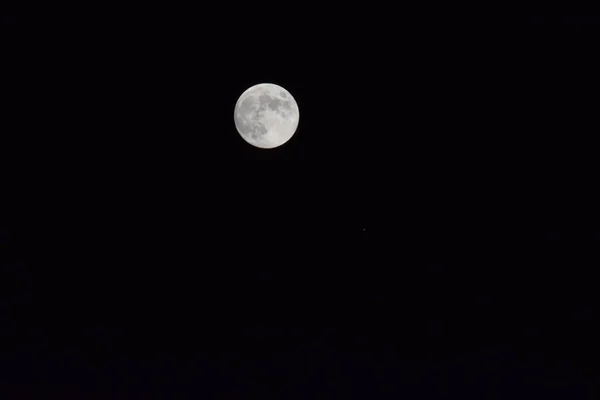 Luna llena con cráteres visibles. La gran luna llena en la noche oscura — Foto de Stock