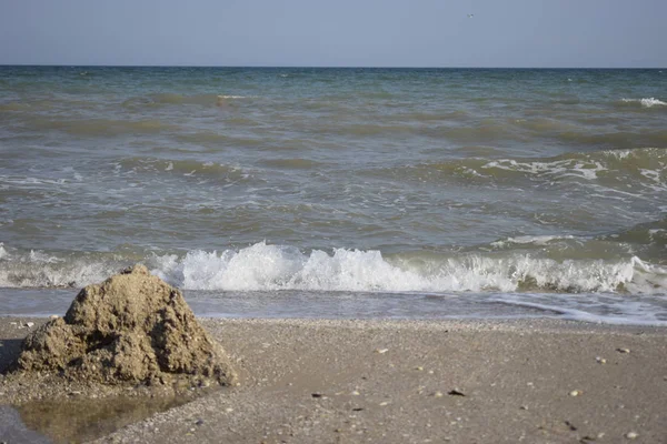 Vue paysage de la ligne d'horizon sur la mer turquoise depuis la plage de sable . — Photo