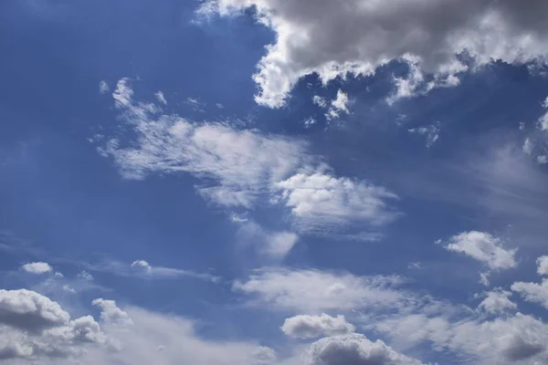 Красивое голубое небо на фоне облаков . — стоковое фото