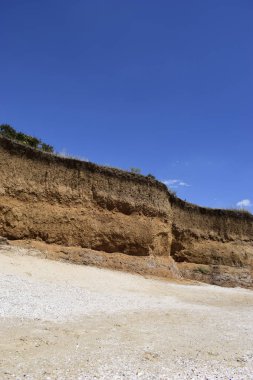Çarpıcı kumlu plaj ziyaret. Büyük kırmızı kayalar ve kayalıklar ile mavi gökyüzü
