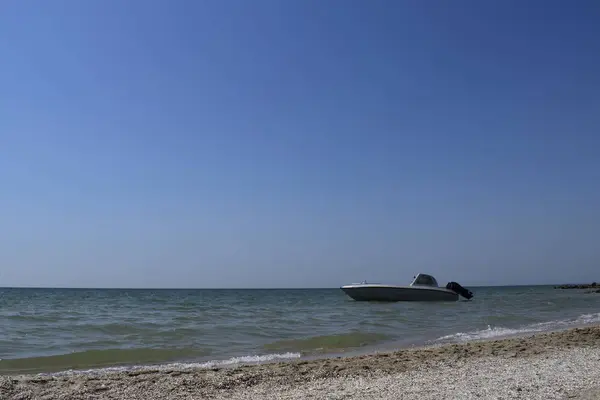 Bateau à moteur sur le fond de la mer près de la côte . — Photo