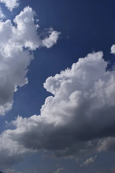 Gyönyörű kék ég, a felhők háttér. — Stock Fotó