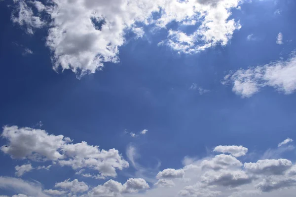 Céu azul bonito com nuvens fundo . — Fotografia de Stock