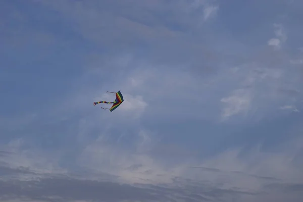 Blå himmel med färgglada Kite. Underhållning. Barndom. — Stockfoto