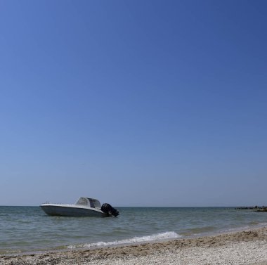 Kıyıya yakın denizin arka planda Motorlu tekne.