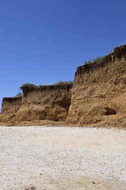 Çarpıcı kumlu plaj ziyaret. Büyük kırmızı kayalar ve kayalıklar ile mavi gökyüzü