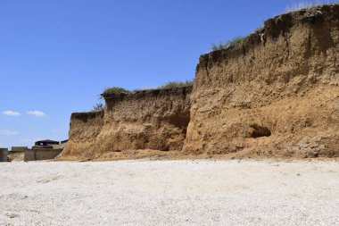 Çarpıcı kumlu plaj ziyaret. Büyük kırmızı kayalar ve kayalıklar ile mavi gökyüzü